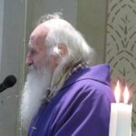 Don Giuseppe Gobetti durante la celebrazione (foto di Clorinda Rondini)